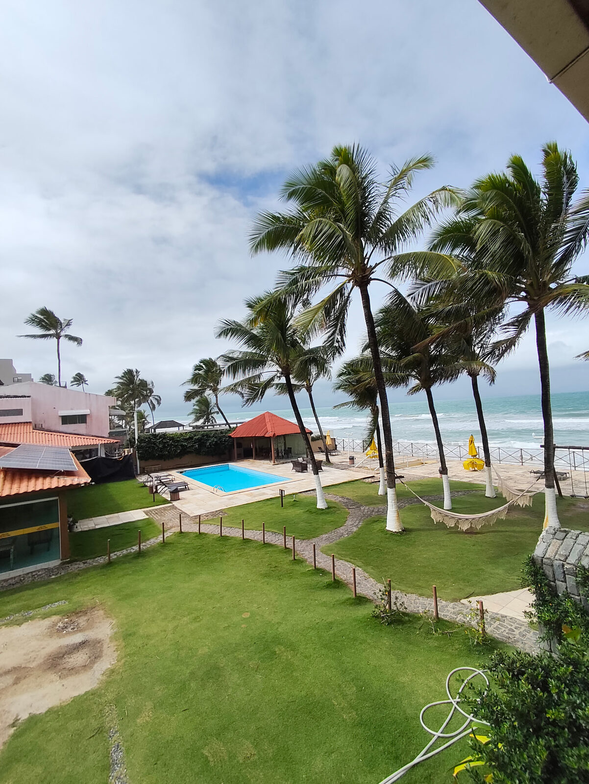 Suíte Triplo Superior P1 - vista para a piscina e o mar