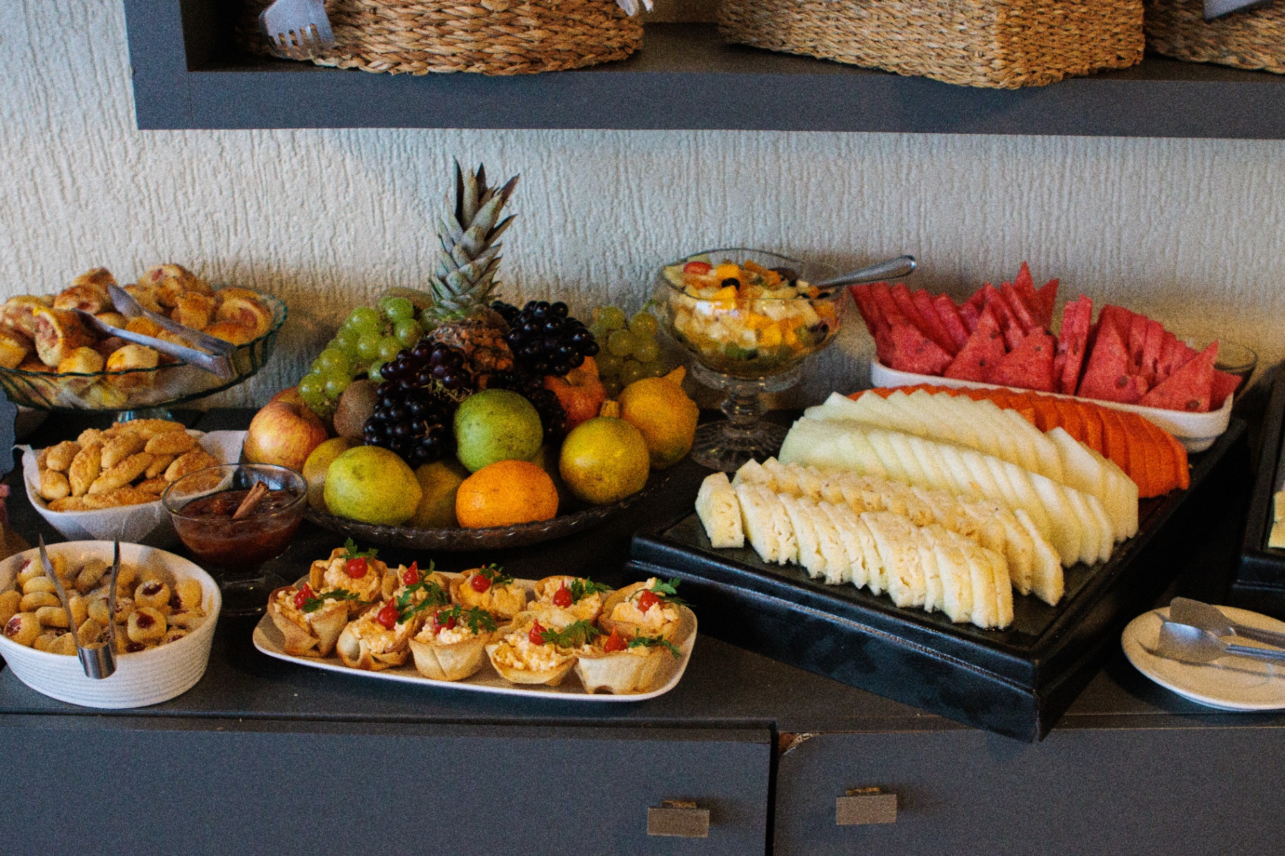 Café da manhã com frutas e sucos naturais