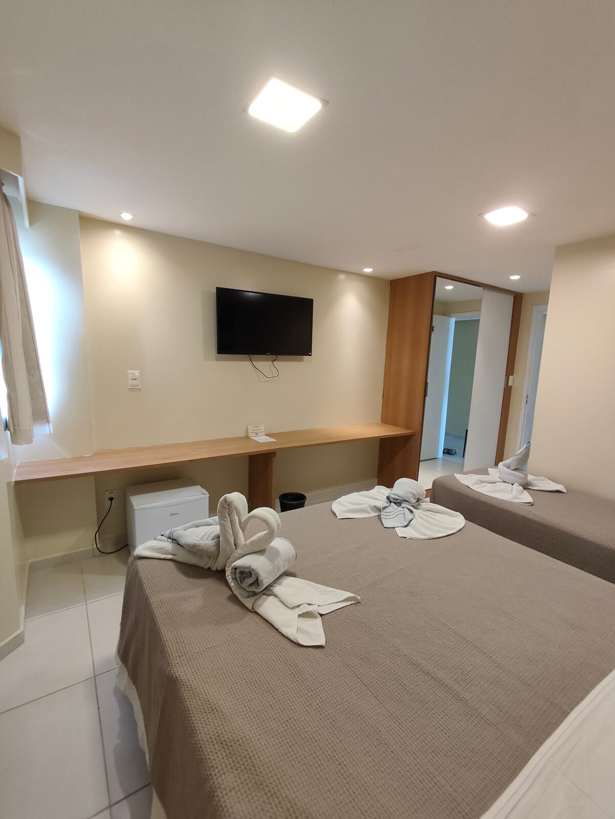 Suíte Triplo Superior P1 - TV, bancada e closet