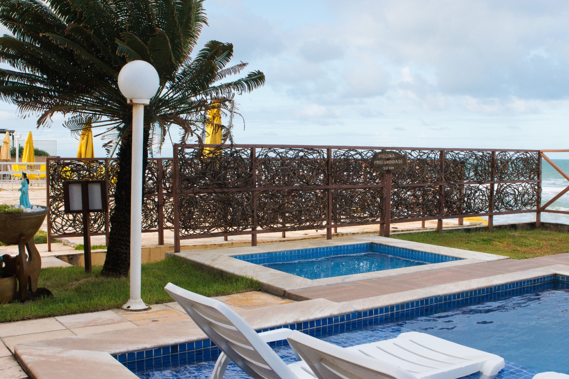 Piscina infantil rasa com vista para o mar