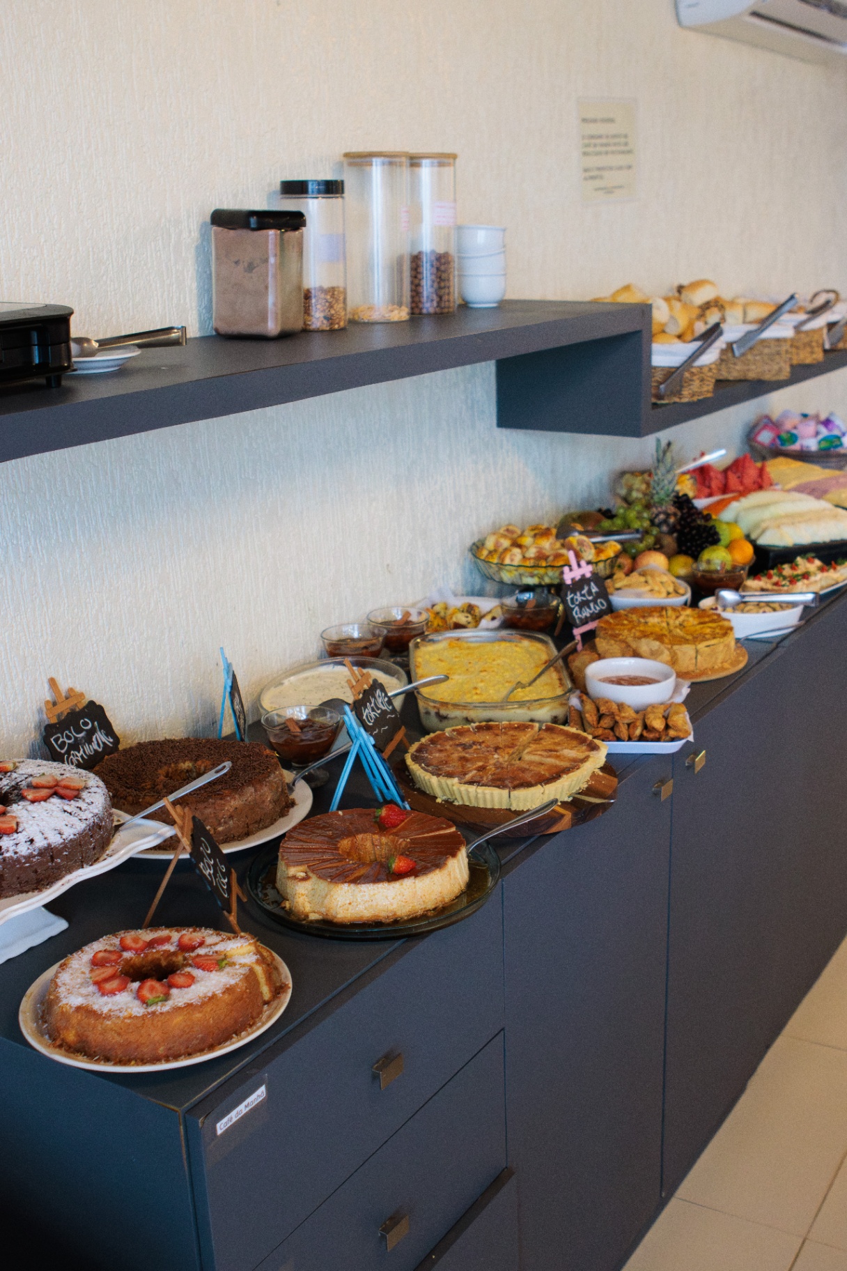 Buffet do café da manhã com pães e doces caseiros