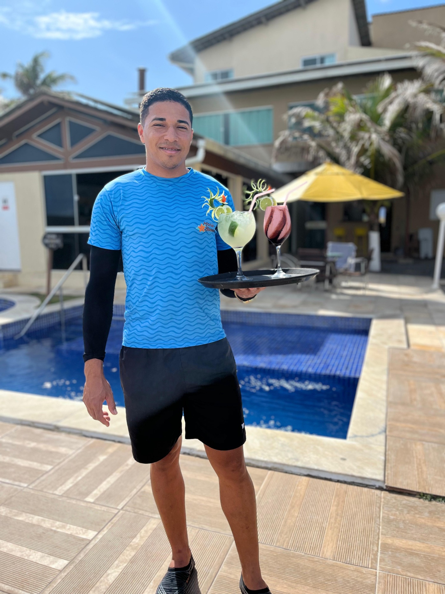 Atendimento com drinks à beira da piscina
